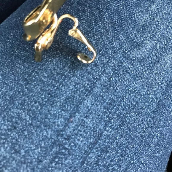 AVON Gold ribbon clip on earrings signed lovely vintage dressy coquette jewelry - Picture 6 of 7